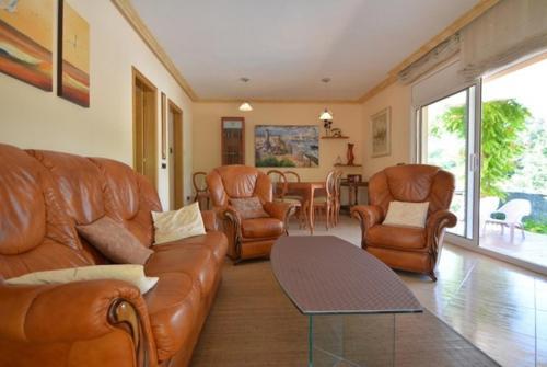 Caules Villa Sleeps 6 Pool