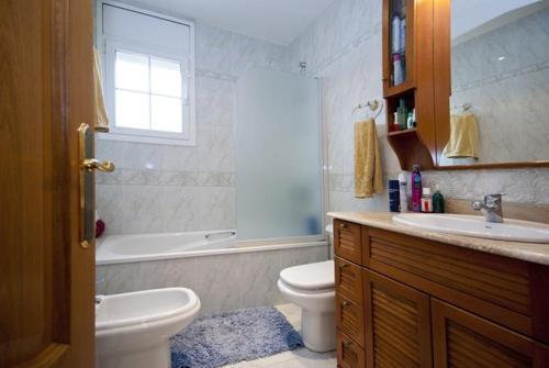 Lloret de Mar Villa Sleeps 8 Pool Wifi