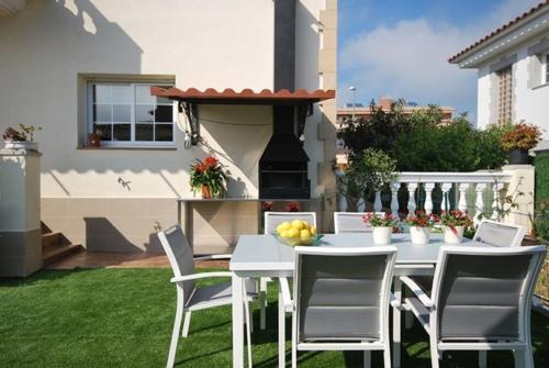 Lloret de Mar Villa Sleeps 8 Pool Wifi