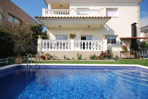Lloret de Mar Villa Sleeps 8 Pool Wifi