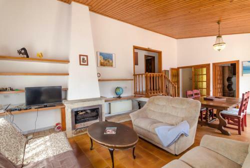 Lloret de Mar Villa Sleeps 6 Pool Wifi