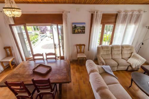Lloret de Mar Villa Sleeps 6 Pool Wifi