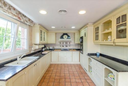 Lloret de Mar Villa Sleeps 8 Pool Air Con Wifi