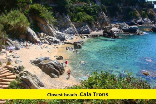 Lloret de Mar Villa Sleeps 8 Pool Air Con Wifi