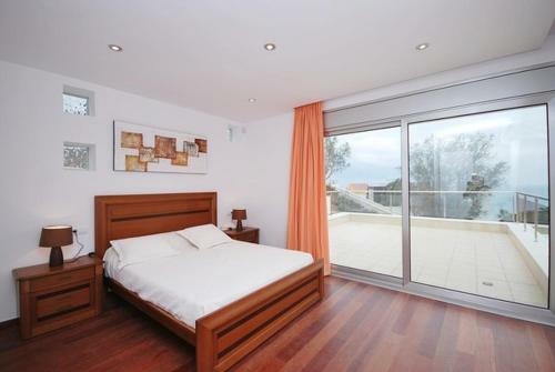 Lloret de Mar Villa Sleeps 8 Pool Air Con Wifi