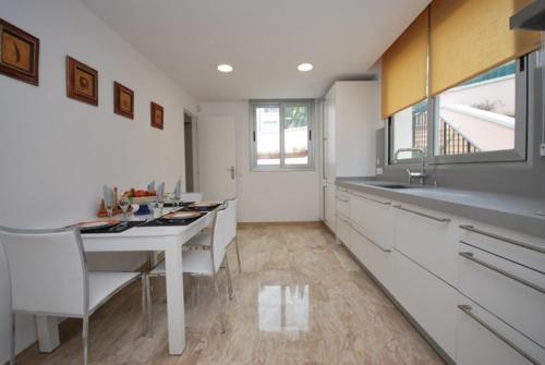 Lloret de Mar Villa Sleeps 8 Pool Air Con Wifi