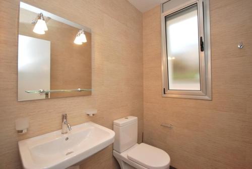 Lloret de Mar Villa Sleeps 8 Pool Air Con Wifi