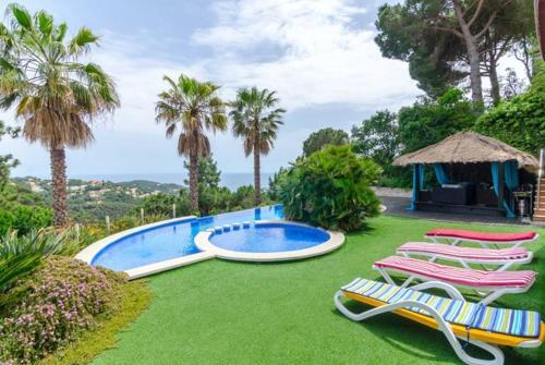 Lloret de Mar Villa Sleeps 8 Pool Air Con Wifi