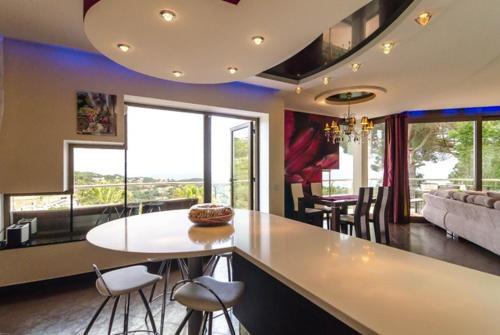 Lloret de Mar Villa Sleeps 8 Pool Air Con Wifi