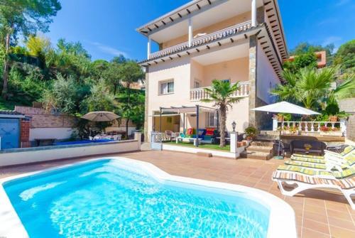 Lloret de Mar Villa Sleeps 12 Pool Wifi