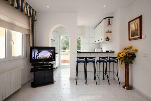 Lloret de Mar Villa Sleeps 8 Pool Wifi