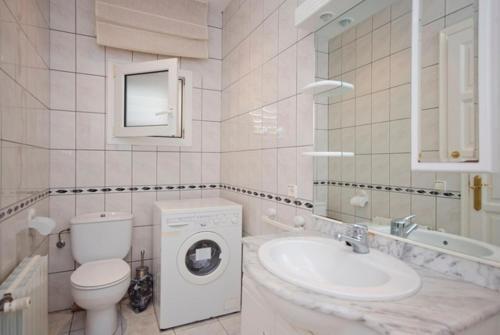 Lloret de Mar Villa Sleeps 8 Pool Wifi