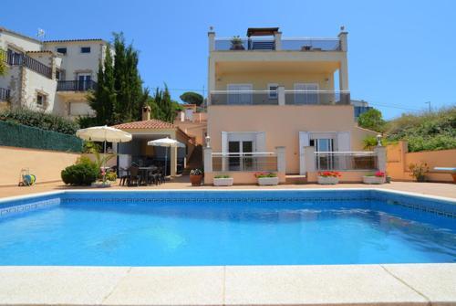 Lloret de Mar Villa Sleeps 8 Pool Wifi