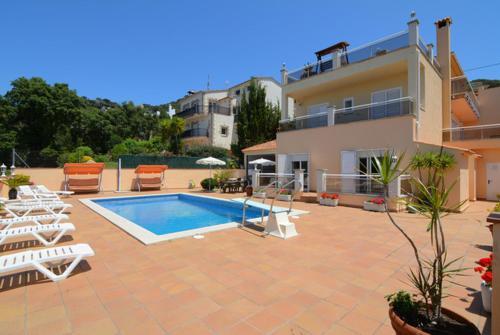 Lloret de Mar Villa Sleeps 8 Pool Wifi