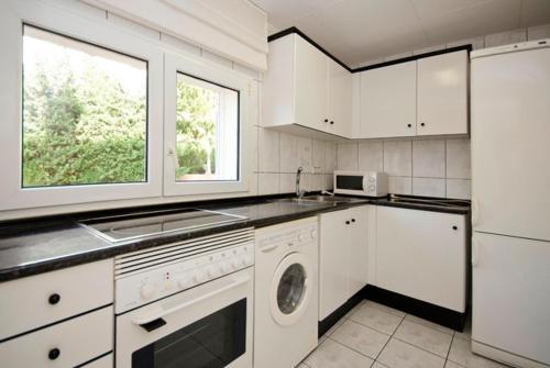 Lloret de Mar Villa Sleeps 8 Pool Wifi