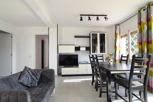 Lloret de Mar Villa Sleeps 12 Pool Wifi