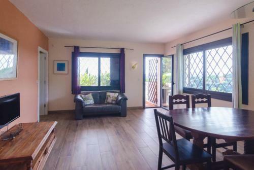 Lloret de Mar Villa Sleeps 14 Pool Wifi