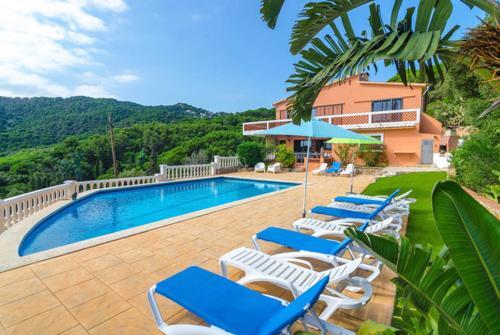 Lloret de Mar Villa Sleeps 14 Pool Wifi