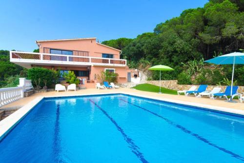 Lloret de Mar Villa Sleeps 14 Pool Wifi