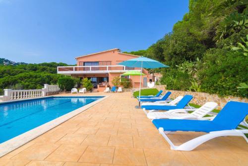 Lloret de Mar Villa Sleeps 14 Pool Wifi
