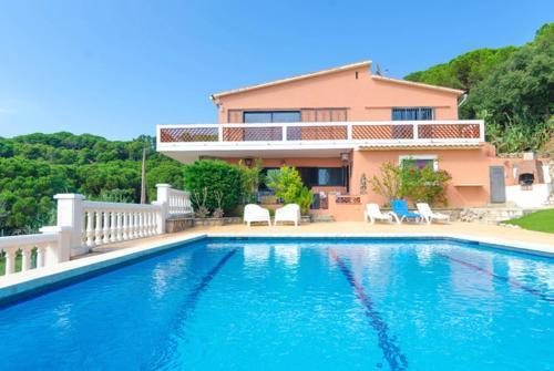 Lloret de Mar Villa Sleeps 14 Pool Wifi