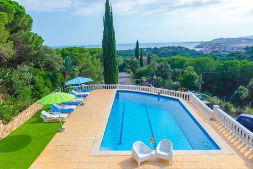 Lloret de Mar Villa Sleeps 14 Pool Wifi