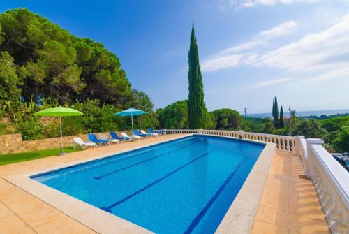 Lloret de Mar Villa Sleeps 14 Pool Wifi
