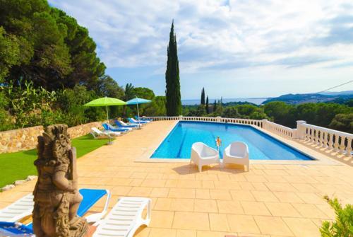 Lloret de Mar Villa Sleeps 14 Pool Wifi