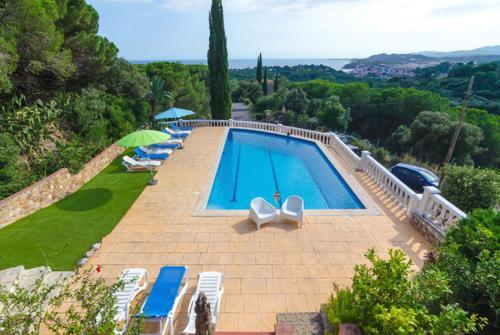 Lloret de Mar Villa Sleeps 14 Pool Wifi