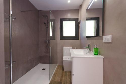 Lloret de Mar Villa Sleeps 14 Pool Wifi
