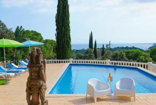 Lloret de Mar Villa Sleeps 14 Pool Wifi