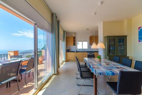Lloret de Mar Villa Sleeps 8 Pool Air Con Wifi