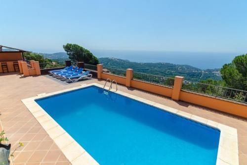 Lloret de Mar Villa Sleeps 8 Pool Air Con Wifi