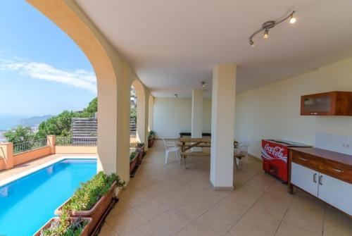 Lloret de Mar Villa Sleeps 8 Pool Air Con Wifi