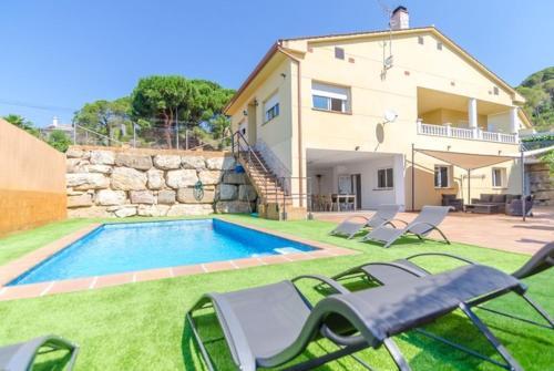 Lloret de Mar Villa Sleeps 6 Pool Air Con Wifi