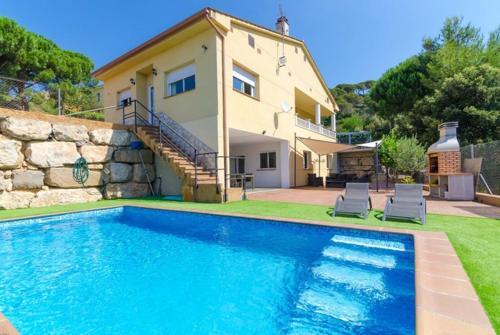Lloret de Mar Villa Sleeps 6 Pool Air Con Wifi