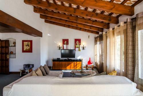 Lloret de Mar Villa Sleeps 6 Pool Wifi