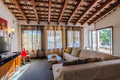 Lloret de Mar Villa Sleeps 6 Pool Wifi