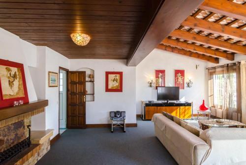 Lloret de Mar Villa Sleeps 6 Pool Wifi