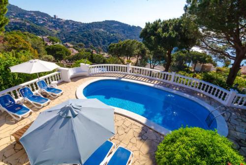 Lloret de Mar Villa Sleeps 6 Pool Wifi