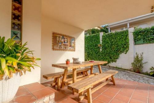 Lloret de Mar Villa Sleeps 6 Pool Wifi