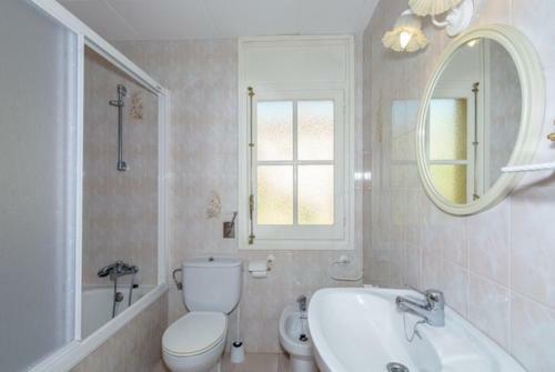 Lloret de Mar Villa Sleeps 6 Pool Wifi