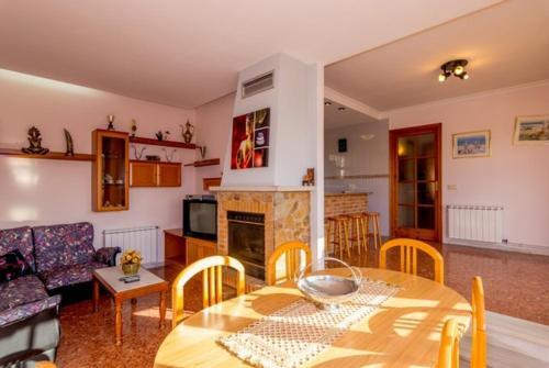 Lloret de Mar Villa Sleeps 6 Pool Wifi
