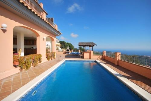 Lloret de Mar Villa Sleeps 8 Pool Air Con Wifi