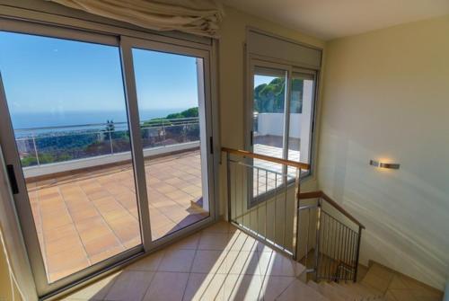 Lloret de Mar Villa Sleeps 10 Pool Wifi