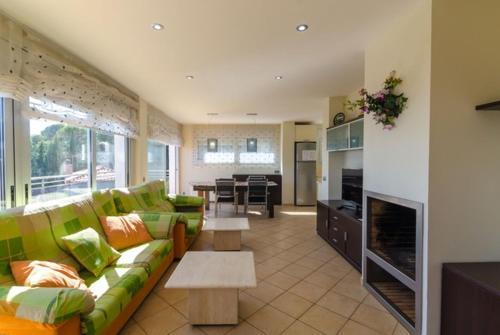 Lloret de Mar Villa Sleeps 10 Pool Wifi