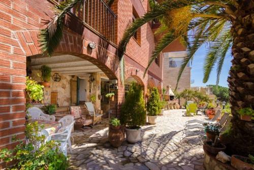 Lloret de Mar Villa Sleeps 8 Pool Wifi