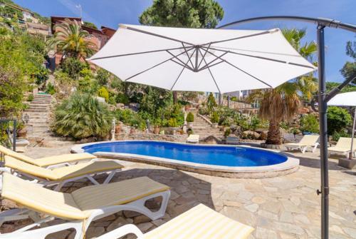 Lloret de Mar Villa Sleeps 8 Pool Wifi