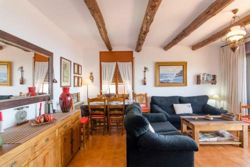 Lloret de Mar Villa Sleeps 8 Pool Wifi