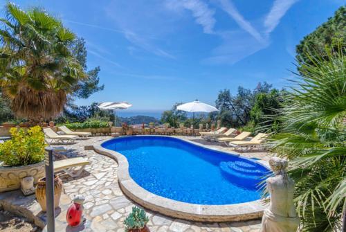 Lloret de Mar Villa Sleeps 8 Pool Wifi